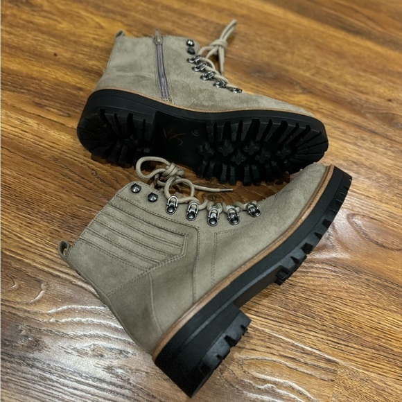 NWOT AMERICAN EAGLE gray and white faux fur boots (size 8) - Picture 4 of 7